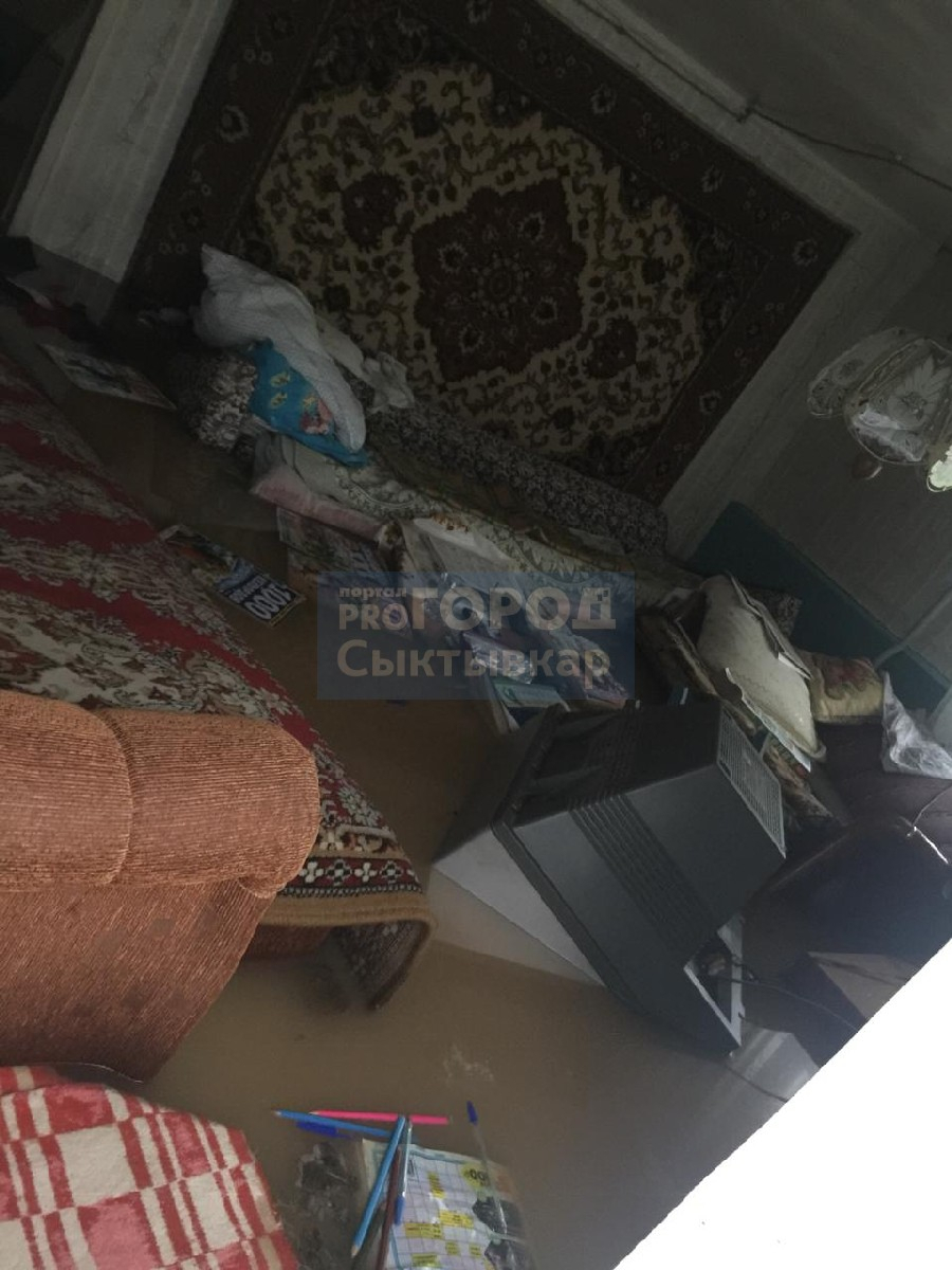 «Она плакала, когда звонила»: в доме сыктывкарки вся техника утонула в воде из-за потопа