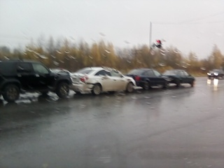 На перекрестке в Сыктывкаре столкнулись внедорожник и три легковушки (фото)