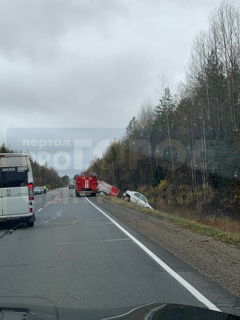 В Коми столкнулись две иномарки и фургон, один человек погиб (фото, видео)