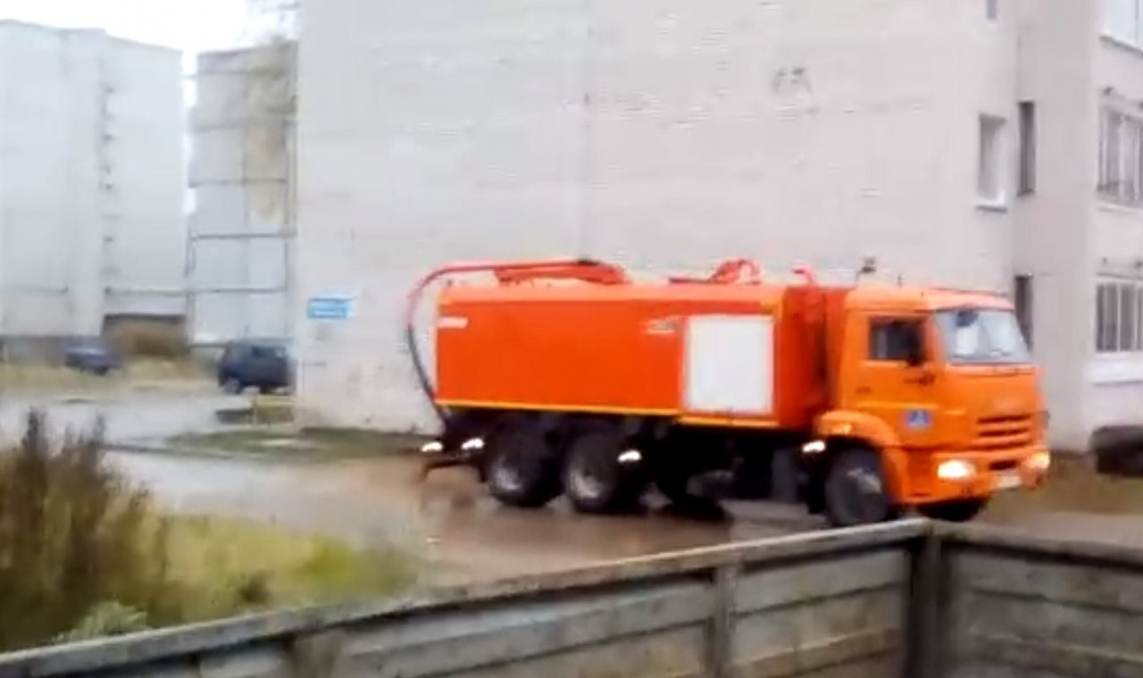 «Я обалдел от такой наглости!»: сыктывкарец заснял, как коммунальщики слили грязную воду в жилой двор (видео)