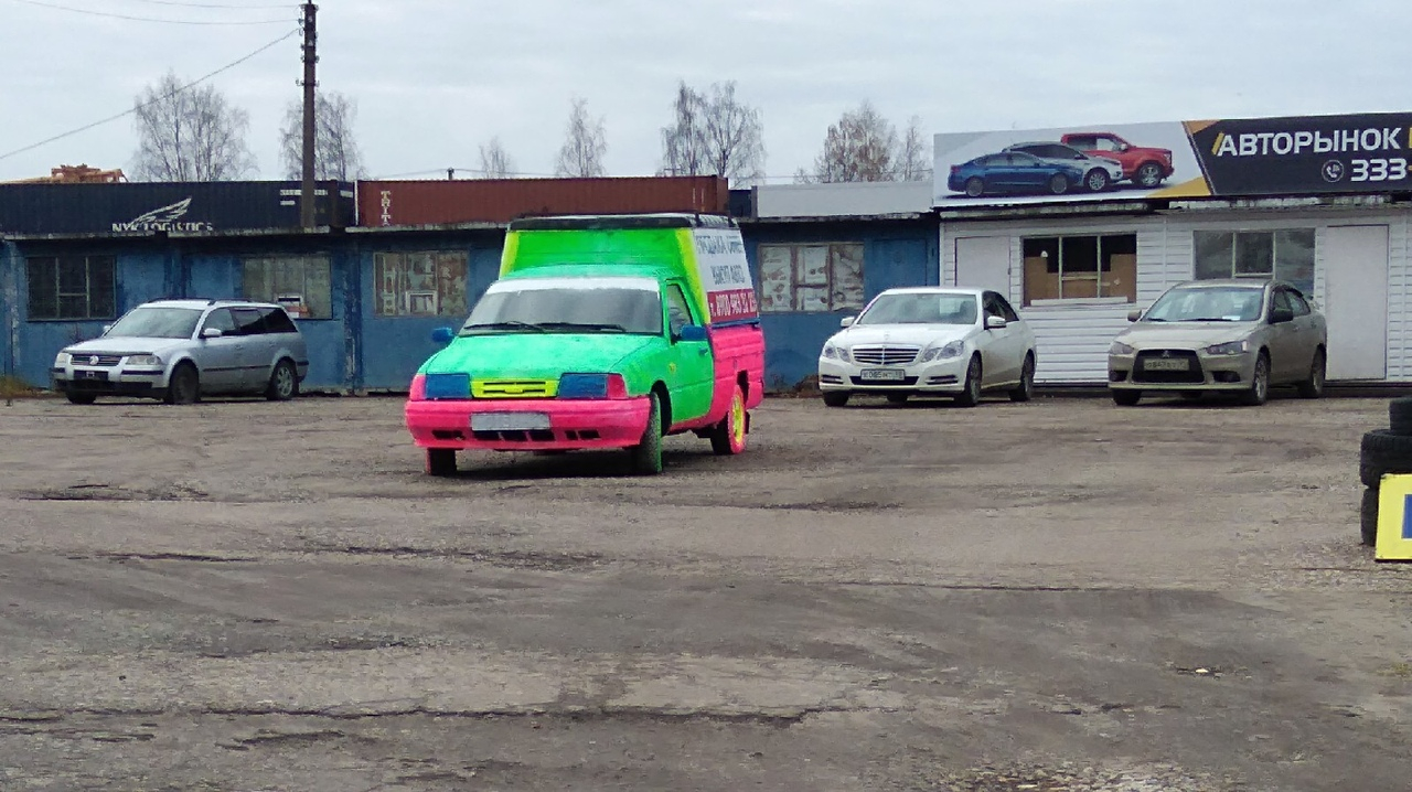 Фото дня в Сыктывкаре: кислотный «Иж» разрывает серые будни