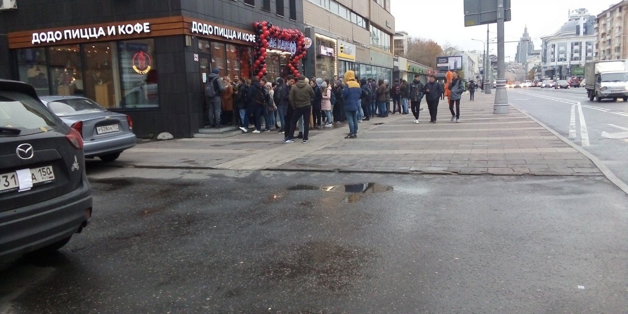 Компания «Додо пицца» из Сыктывкара приготовила первую «нейропиццу», и вокруг этого разразился скандал