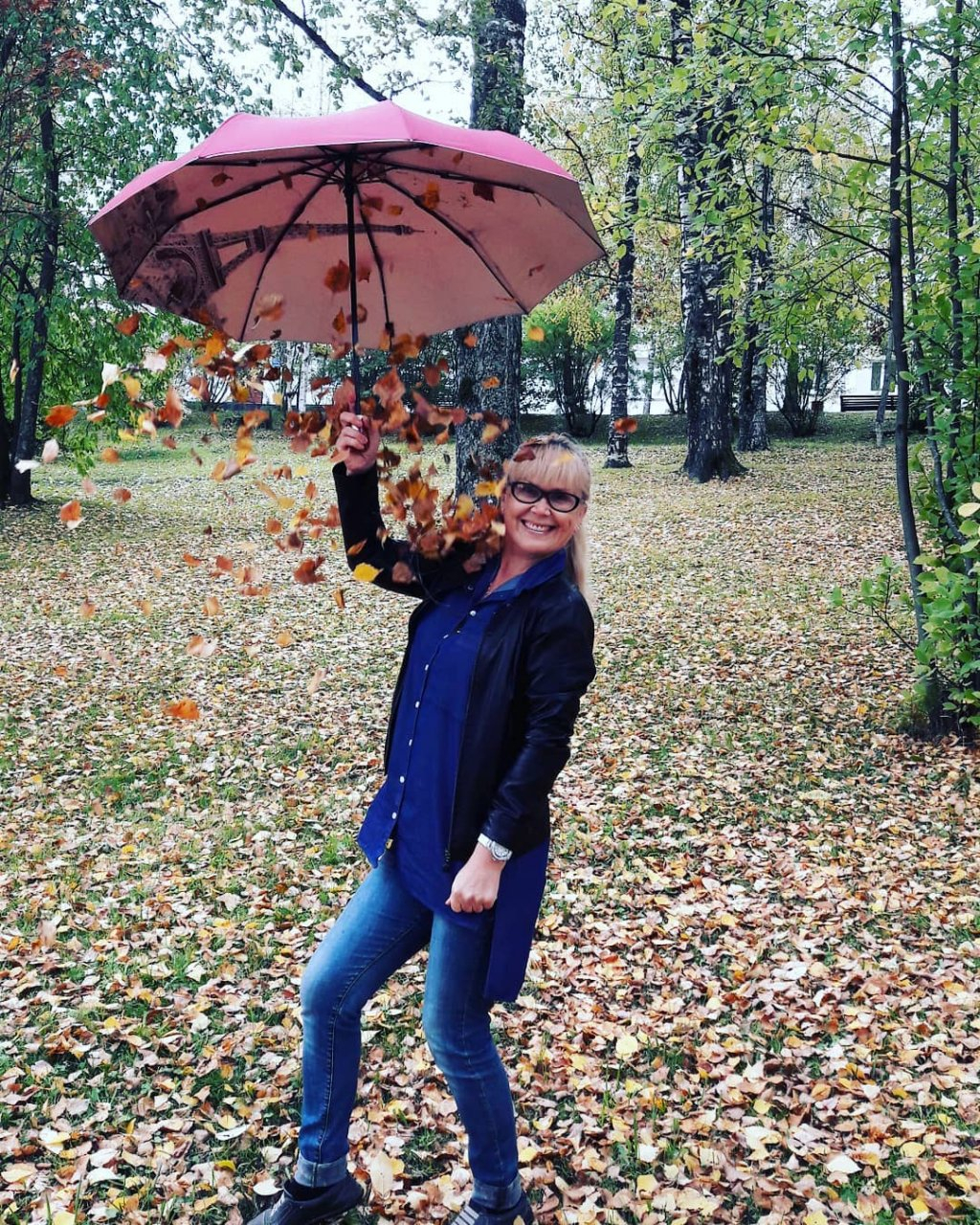 Дождь из листьев и частичка Парижа: 8 фото очаровательных сыктывкарок из Instagram