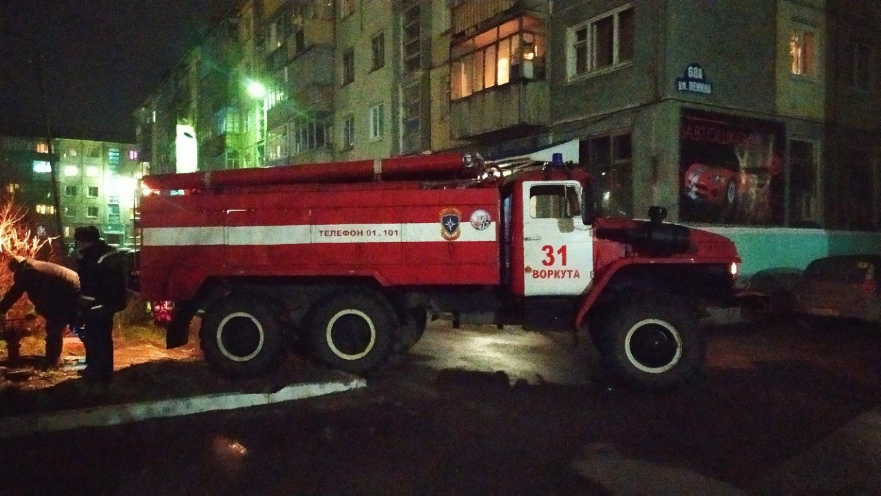 В Коми из-за пожара в пятиэтажке на улице оказалось больше 70 человек