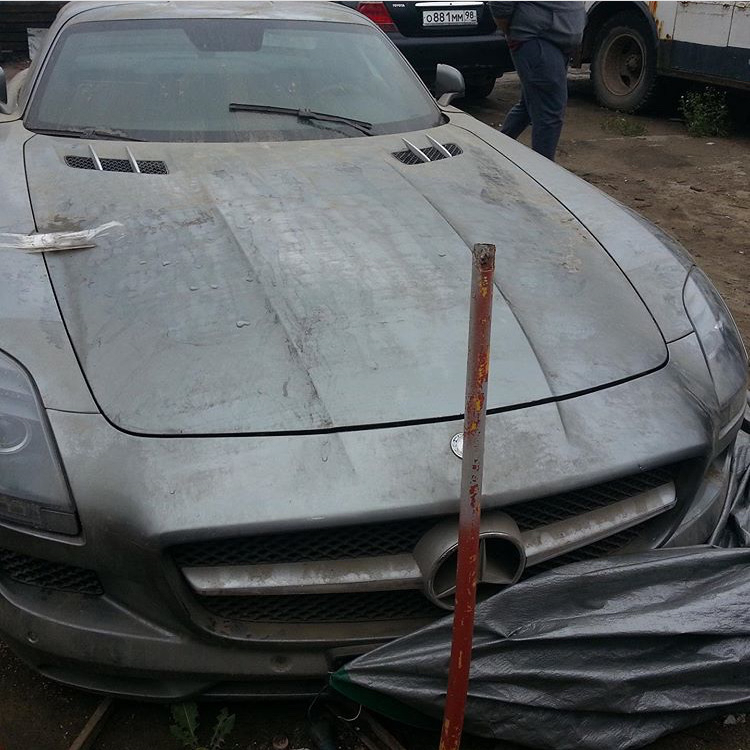 На сыктывкарской штрафстоянке ржавеет элитный «Мерседес» ручной сборки