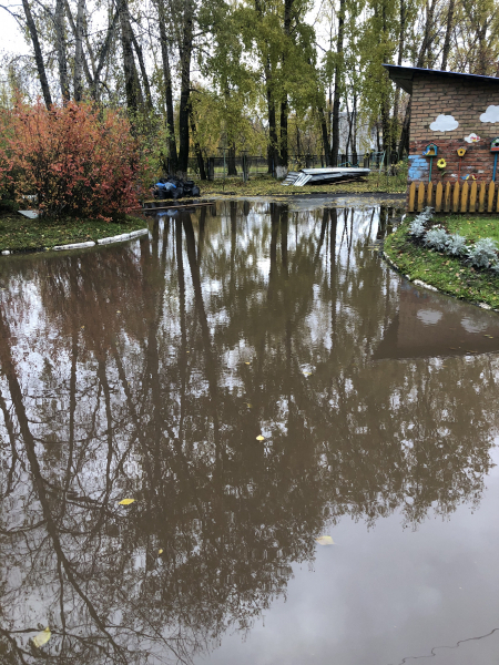 В Сыктывкаре из-за нового асфальта «затонул» двор детского сада (фото)