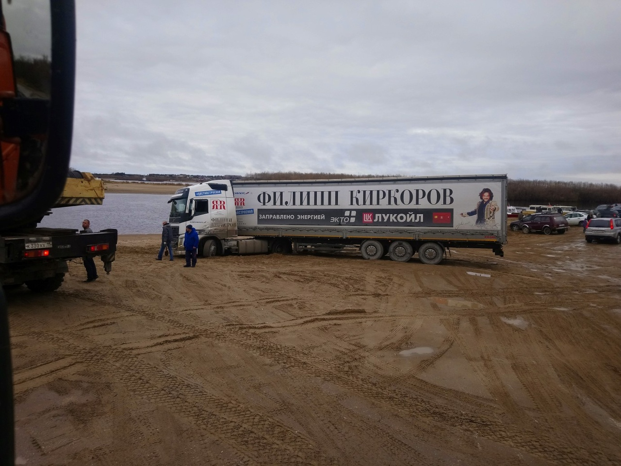 Фура Филиппа Киркорова застряла на берегу реки в Коми