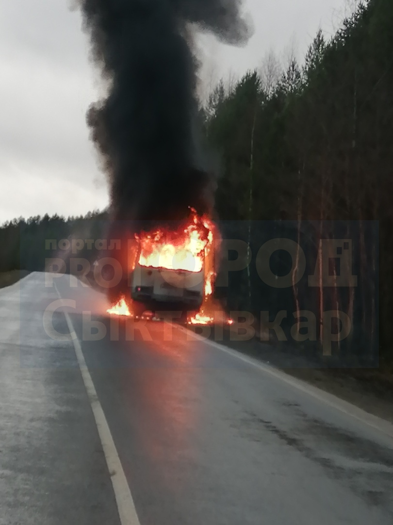 «Почувствовали запах дыма»: в Коми посреди трассы вспыхнул пассажирский автобус