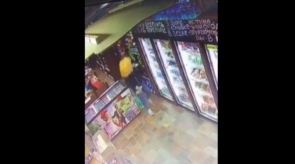 Сыктывкарке в магазине на голову свалился ящик бутылок