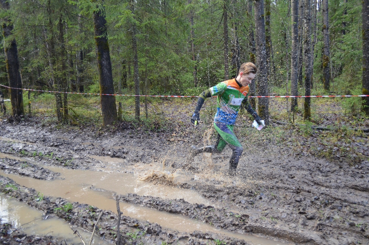 Фото дня: сыктывкарцы бегали по лесу по уши в грязи