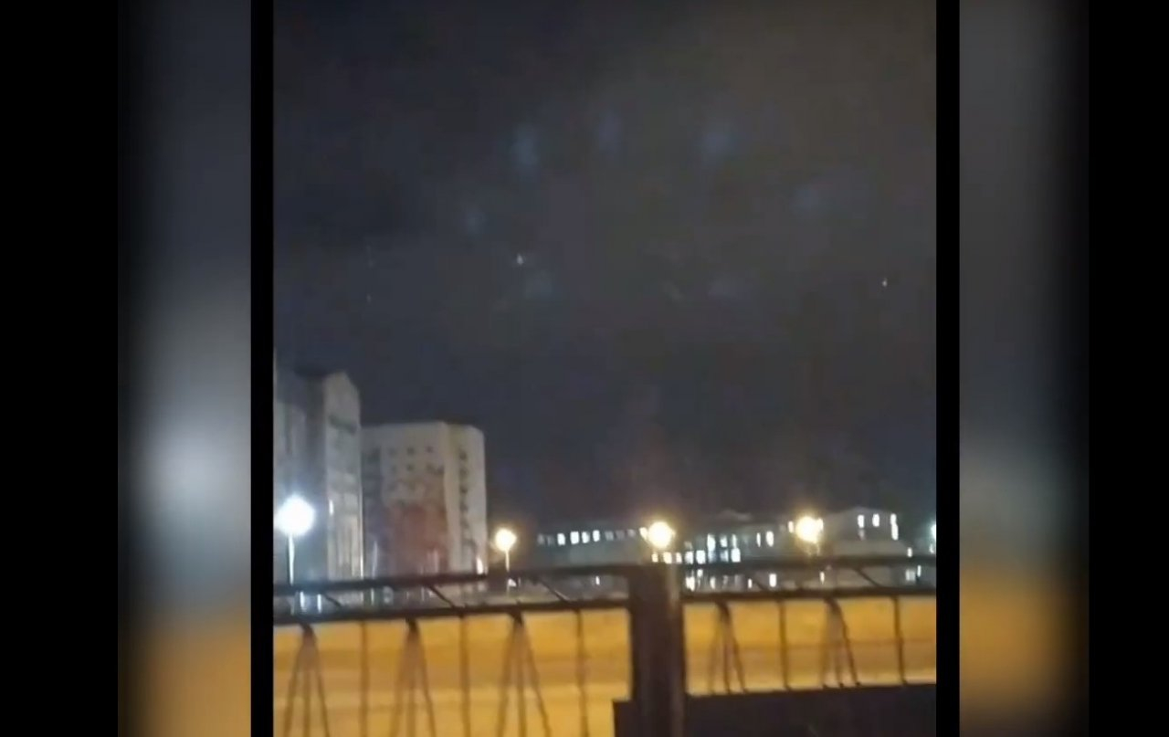 «НЛО над городом!»: сыктывкарцев напугали загадочные светящиеся шары в небе (видео)