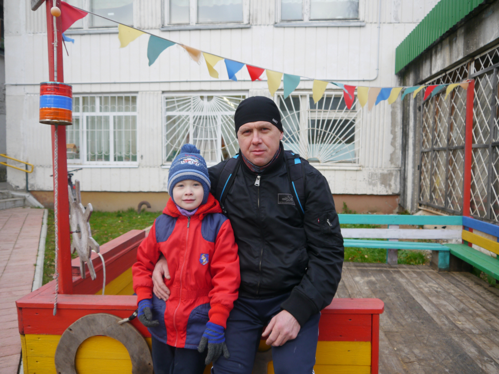 Сыктывкарец в одиночку построил детскую площадку в садике