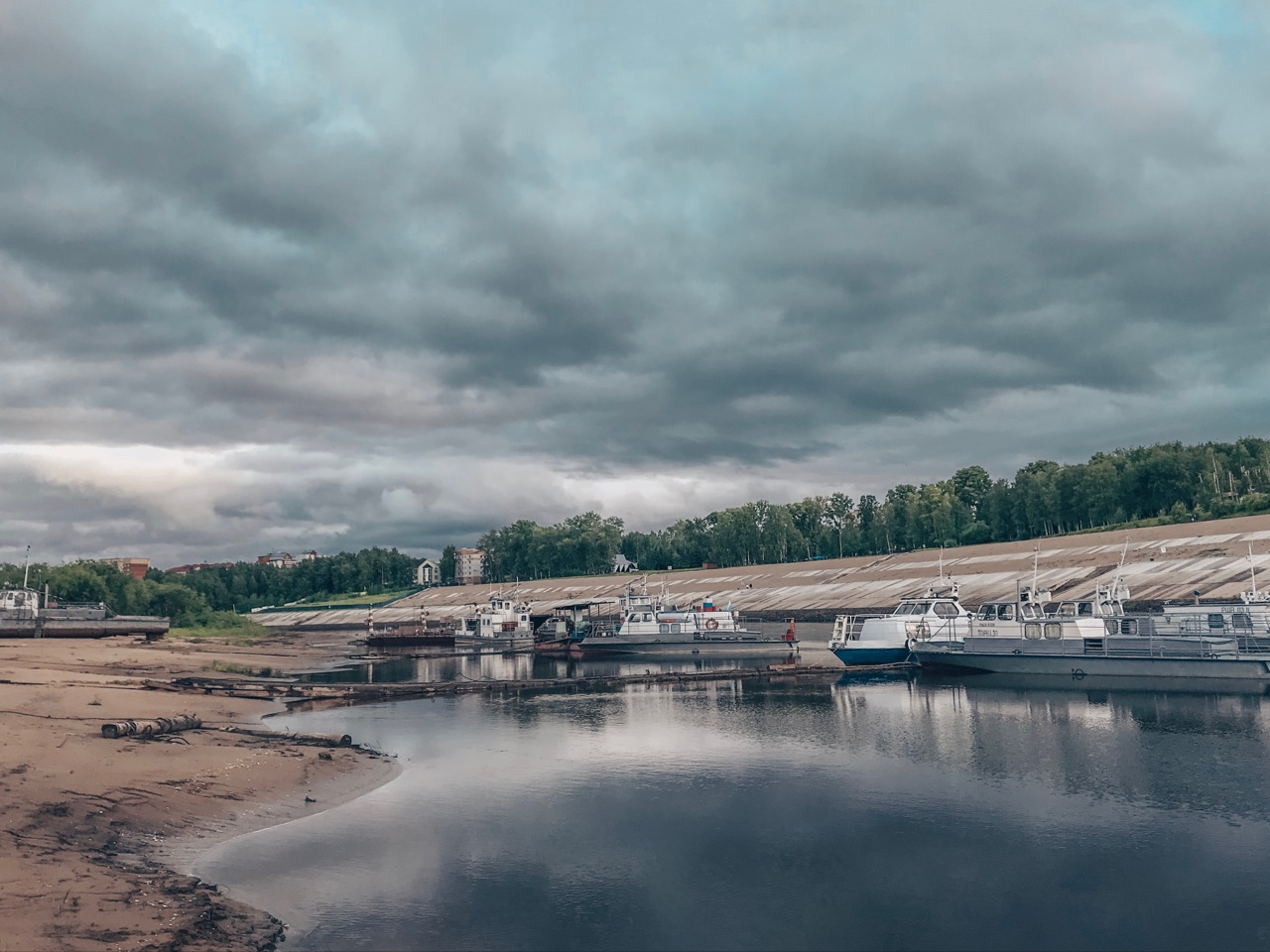 Фото дня в Сыктывкаре: свинцовые тучи над переправой
