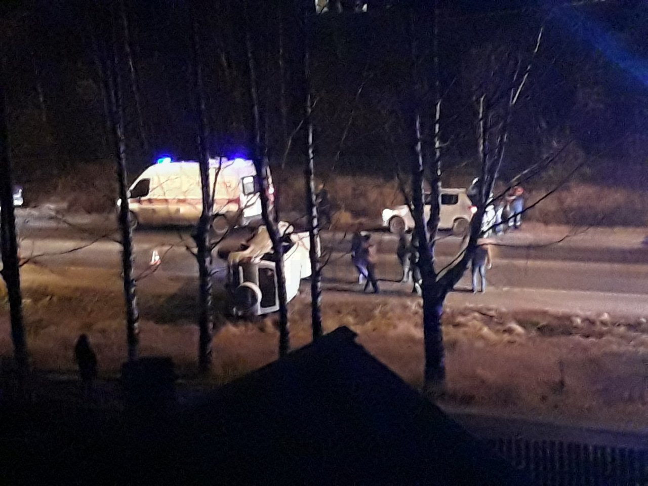 В Сыктывкаре внедорожник вылетел на обочину и перевернулся (фото)