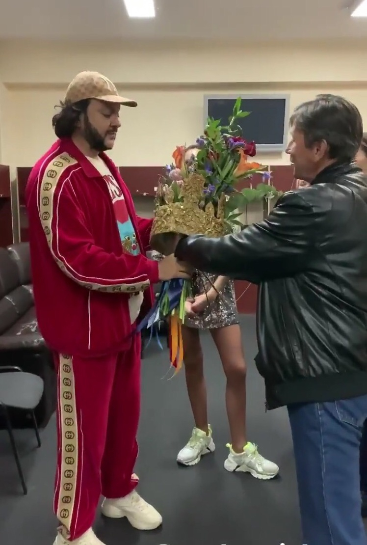 Сыктывкарская семья подарила Филиппу Киркорову огромный букет с короной