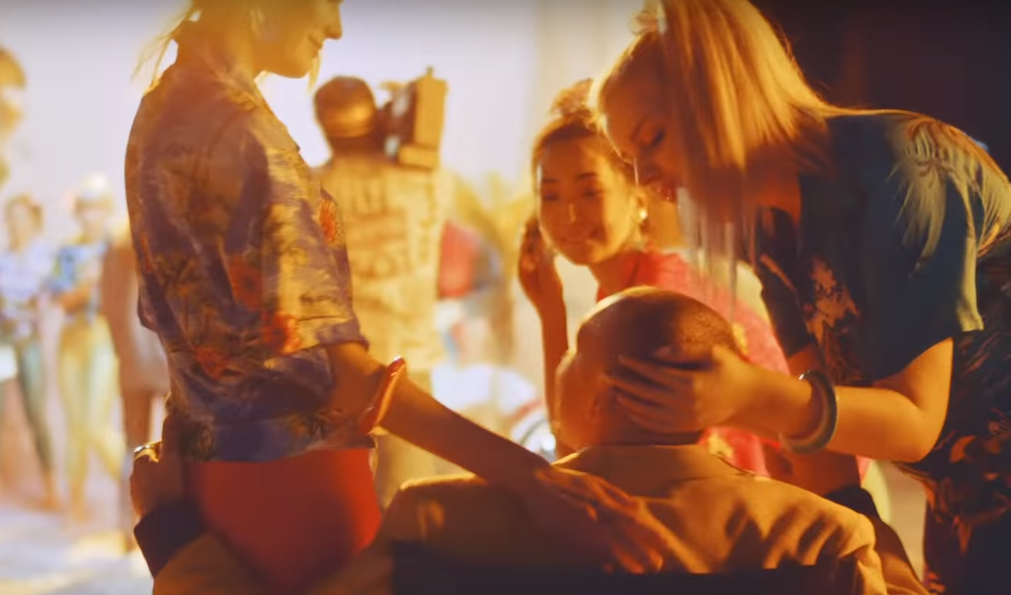 Сыктывкарку отшлепал актер из «Бумера» в новом клипе Иды Галич (видео)