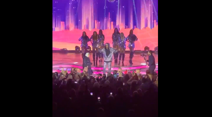 Знаменитая диско-бабушка из Сыктывкара «отожгла» на сцене вместе с Киркоровым (видео)