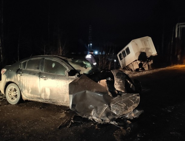 В Коми «Мазда» вылетела на «встречку» и превратилась в груду металла