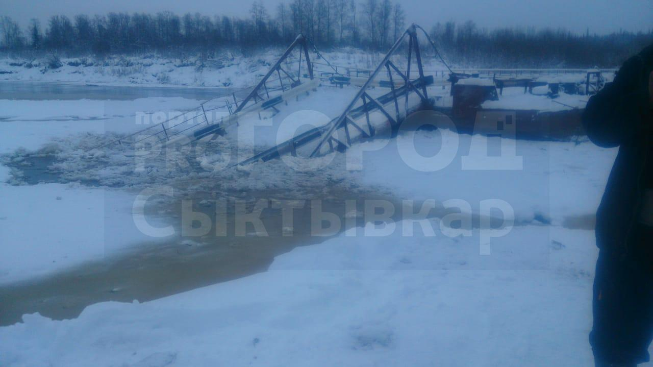 В селе Коми льдом снесло мост через реку: жители остались без переправы (фото)