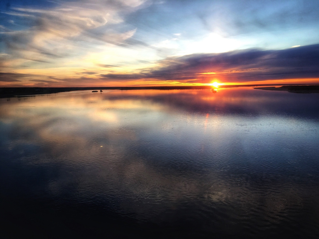 Фото дня в Коми: пламенный горизонт тонет в водной глади Печоры