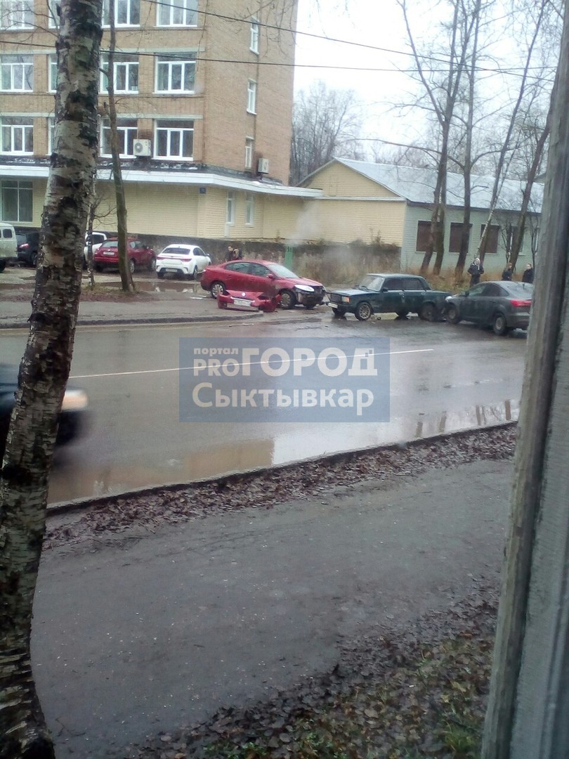 В Сыктывкаре произошло тройное ДТП, пострадала 17-летняя девушка (фото)