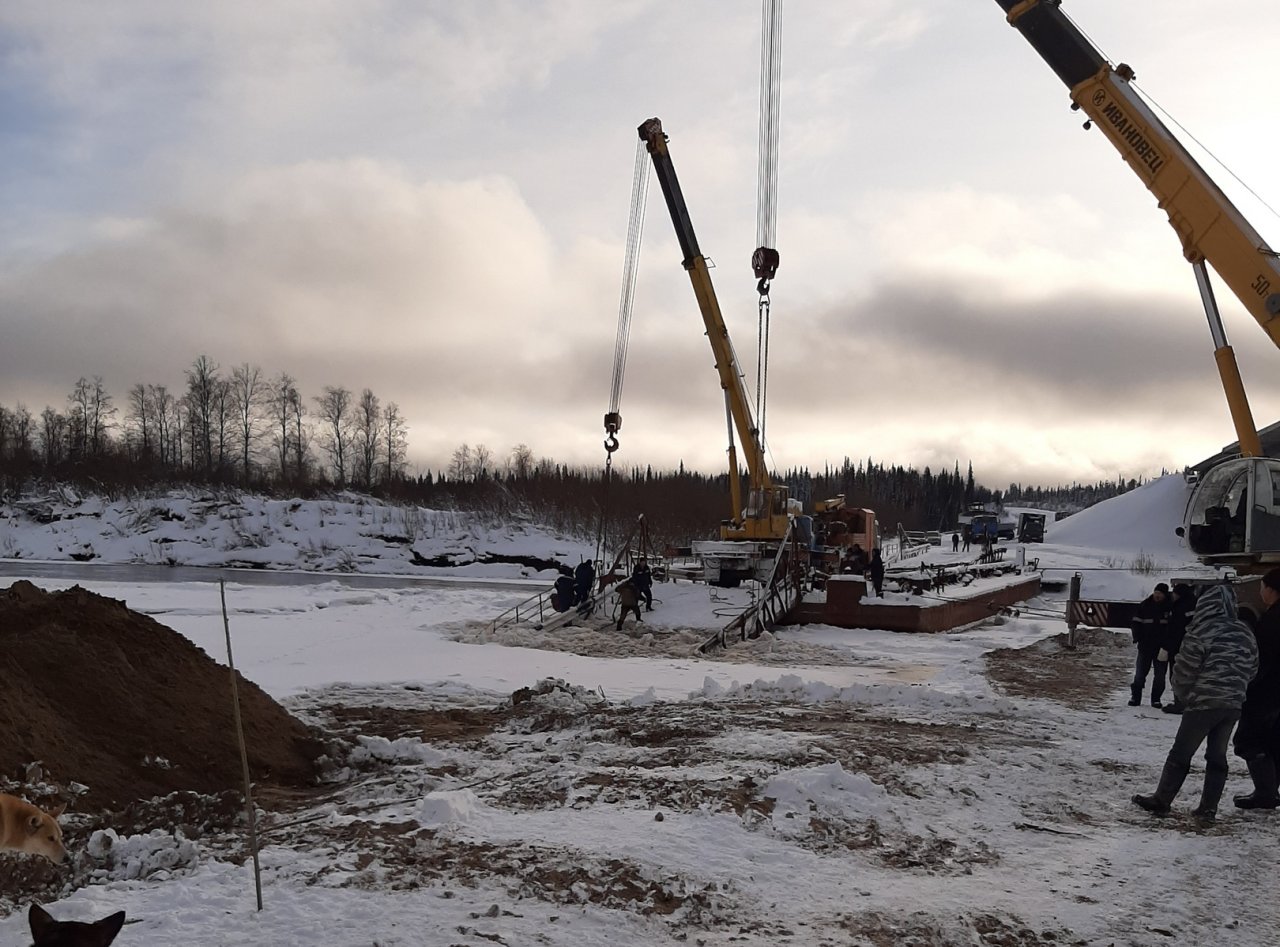 Мост, который снесло льдом в Коми, подняли из воды