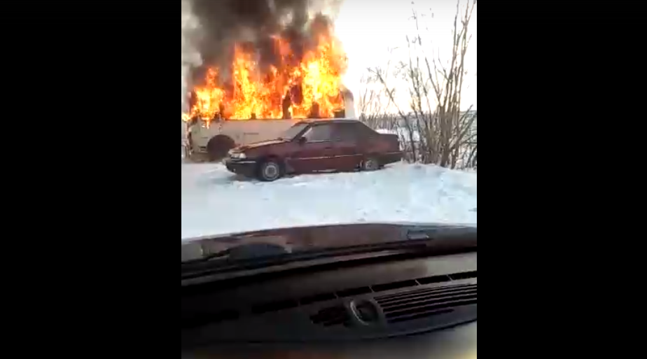 В Коми вспыхнул автобус с загадочными коробками внутри (видео)