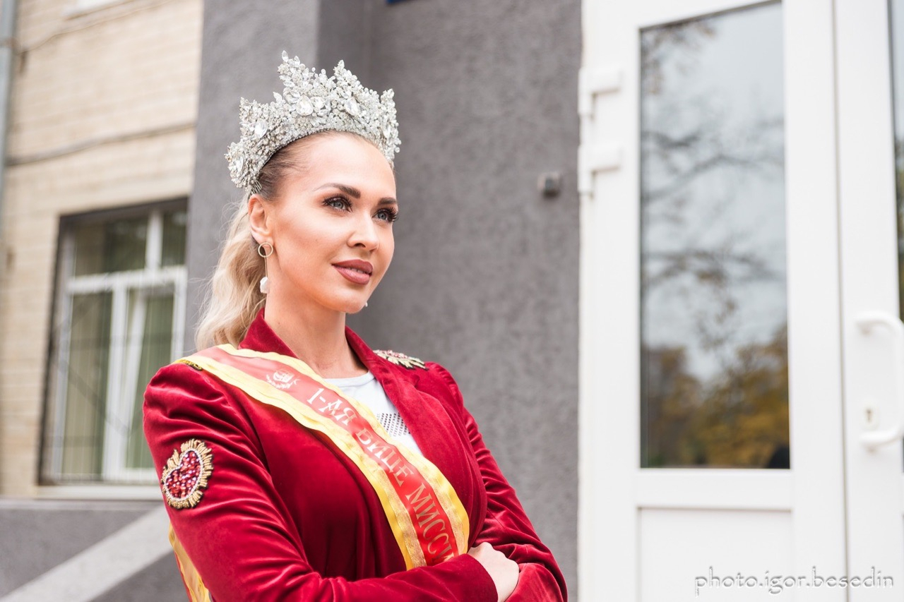 «В детстве я была гадким утенком»: интервью с красавицей из Коми, которая стала «Миссис Россия»