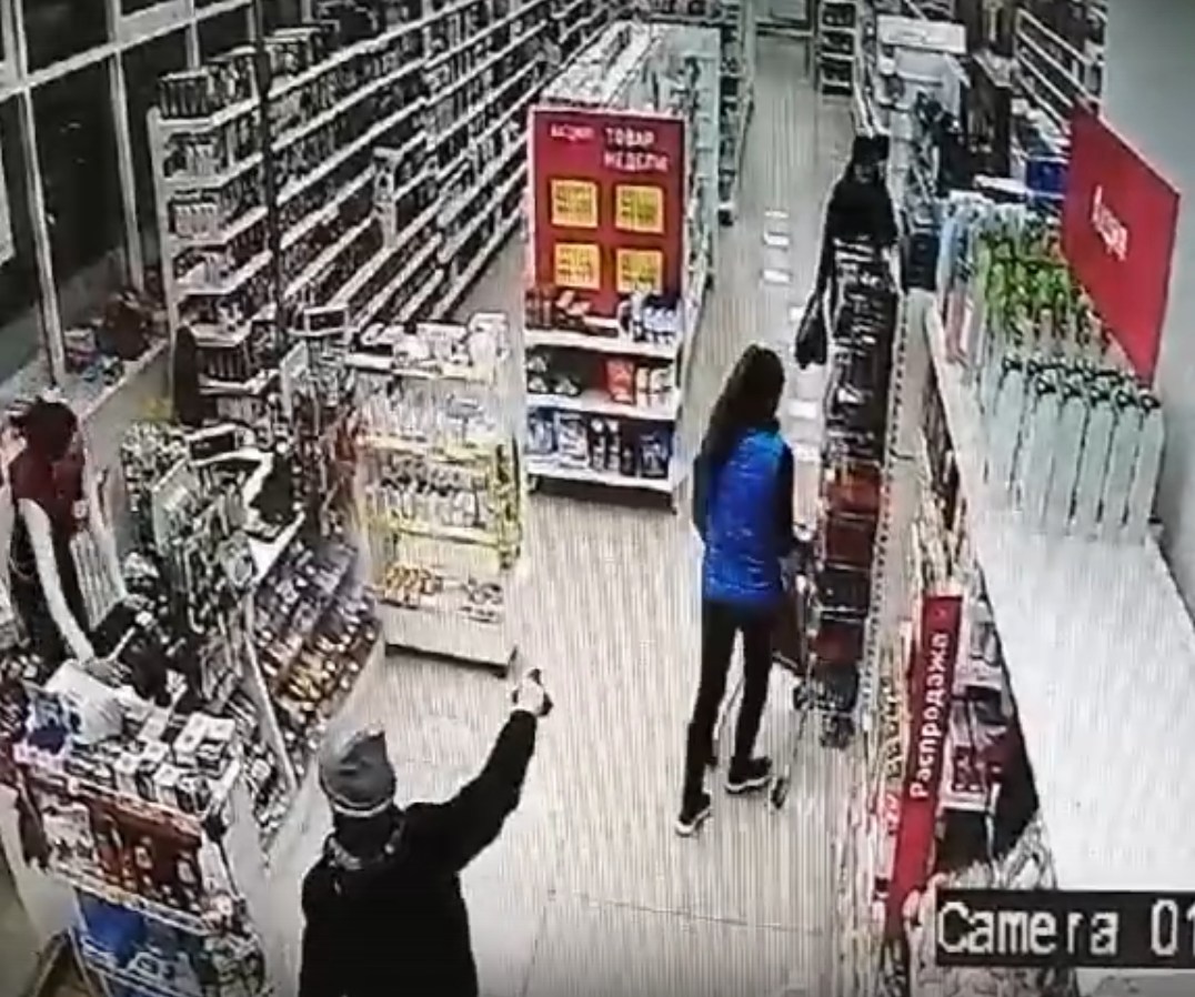 Продавцы косметики в Коми прославились на всю Россию из-за пистолета