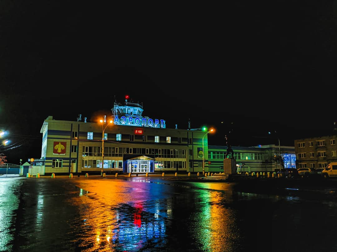 Фото дня: сыктывкарский аэропорт в неоновых огнях
