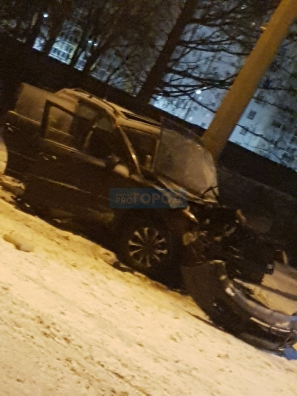 Ночью в Сыктывкаре водитель на иномарке влетел в столб