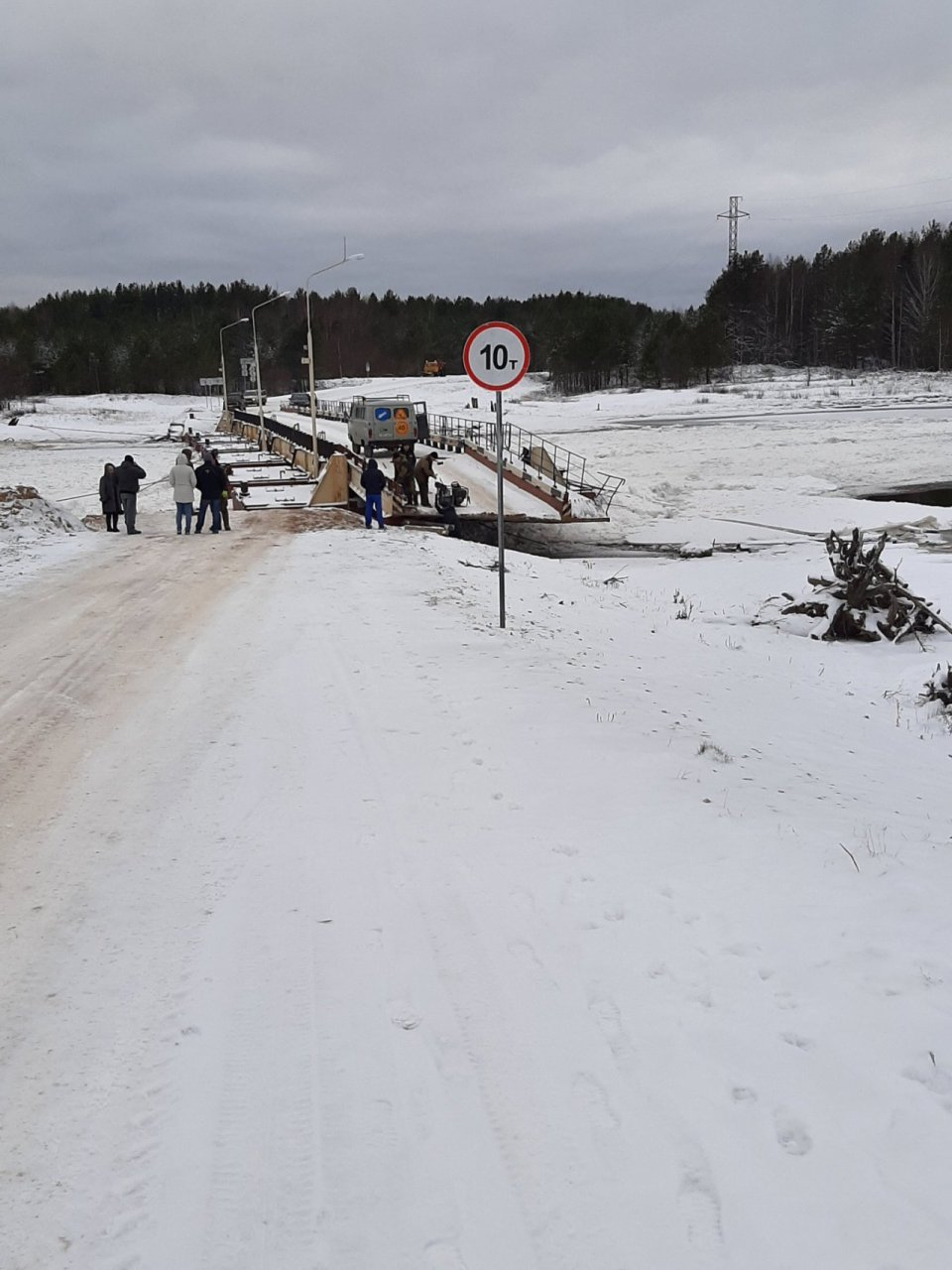 «Люди оторваны от цивилизации»: в Коми течением унесло новый понтонный мост