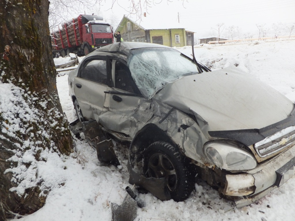 В Коми женщина на «Шевроле» протаранила лесовоз и попала в больницу