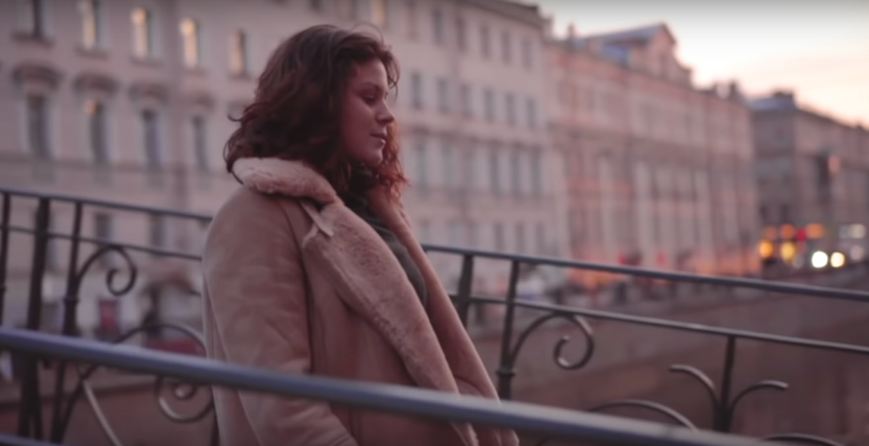 Участница «Евровидения» из Коми сняла клип о лете, где девушка танцует в дубленке (видео)