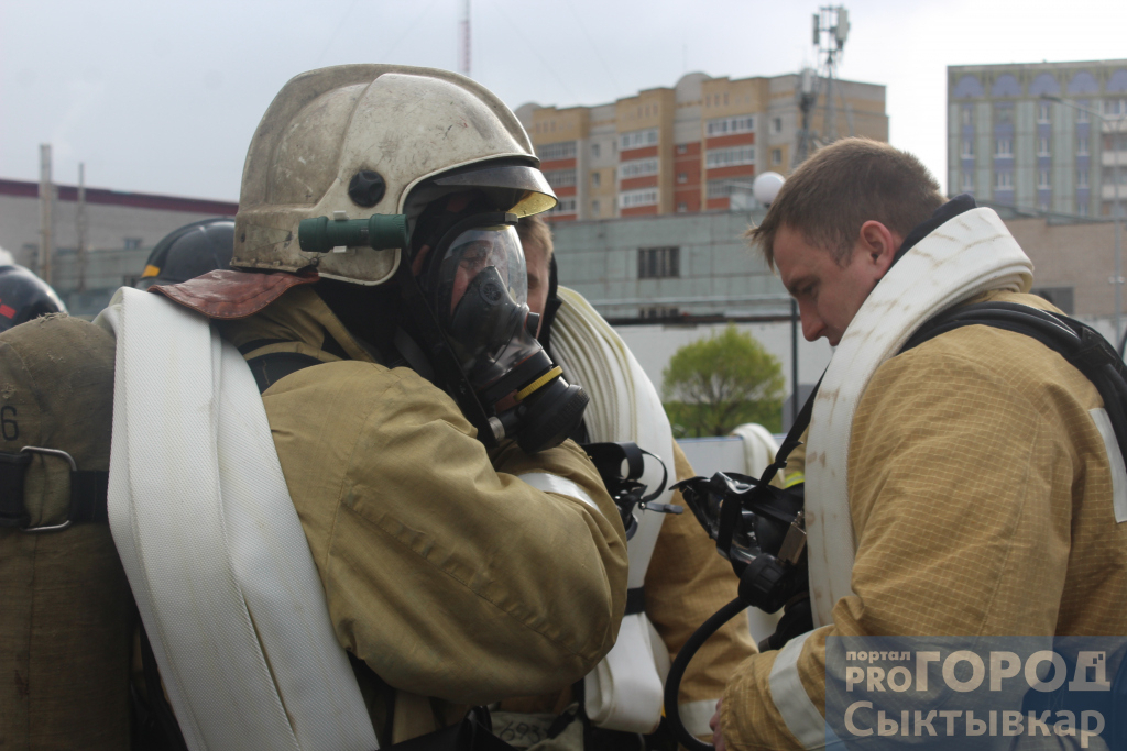 В Коми из горящей квартиры спасли 66-летнего мужчину