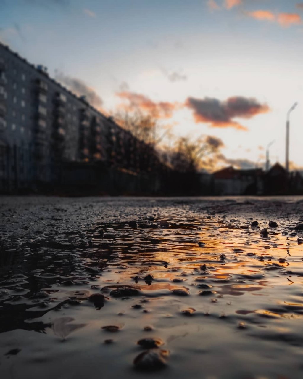 Фото дня в Сыктывкаре: золотисто-огненные отражения облаков в лучах уходящего солнца