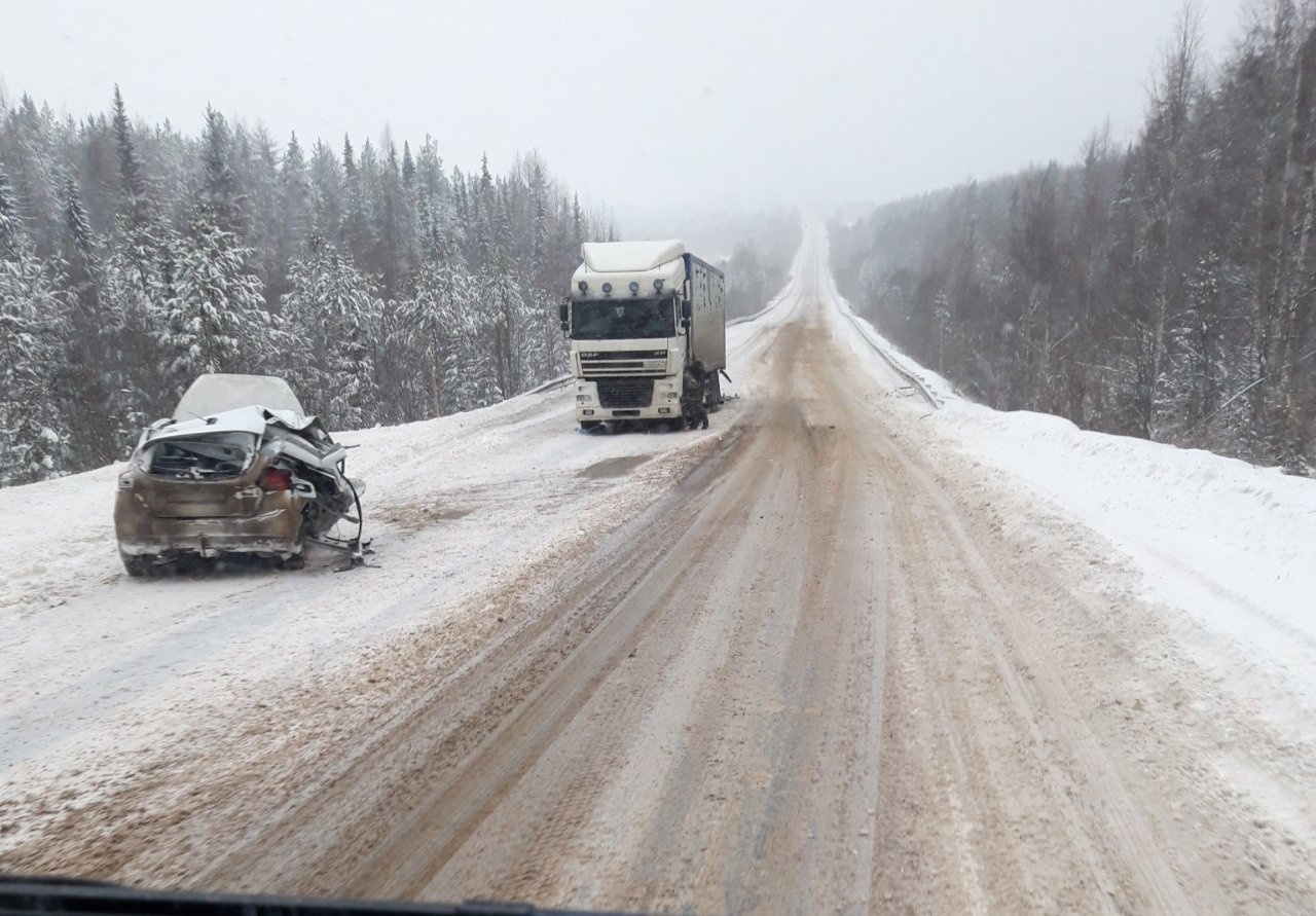 В Коми «Форд» влетел в сломанную фуру: один человек в реанимации
