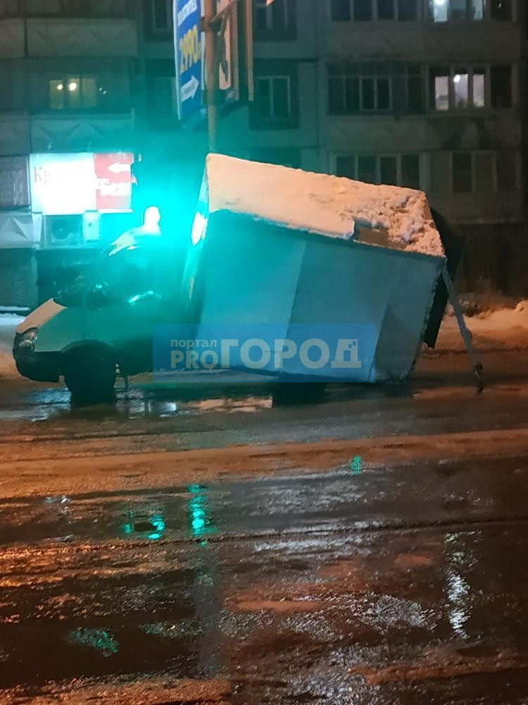 По Сыктывкару ездила «Газель» и разваливалась на ходу (видео)