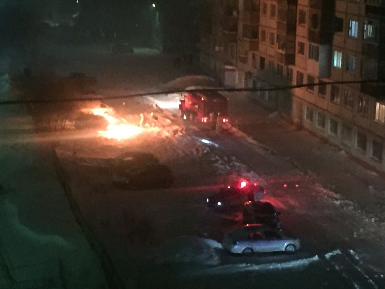 В Коми посреди ночи  полыхала иномарка