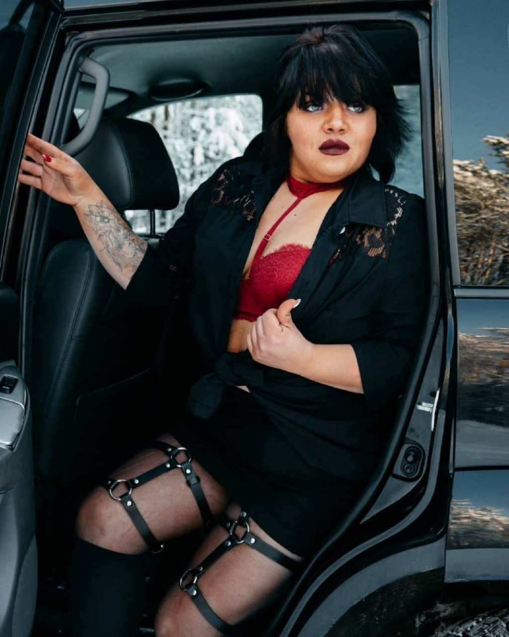 Сыктывкарка с пышными формами и в нижнем белье ведет провокационный Instagram