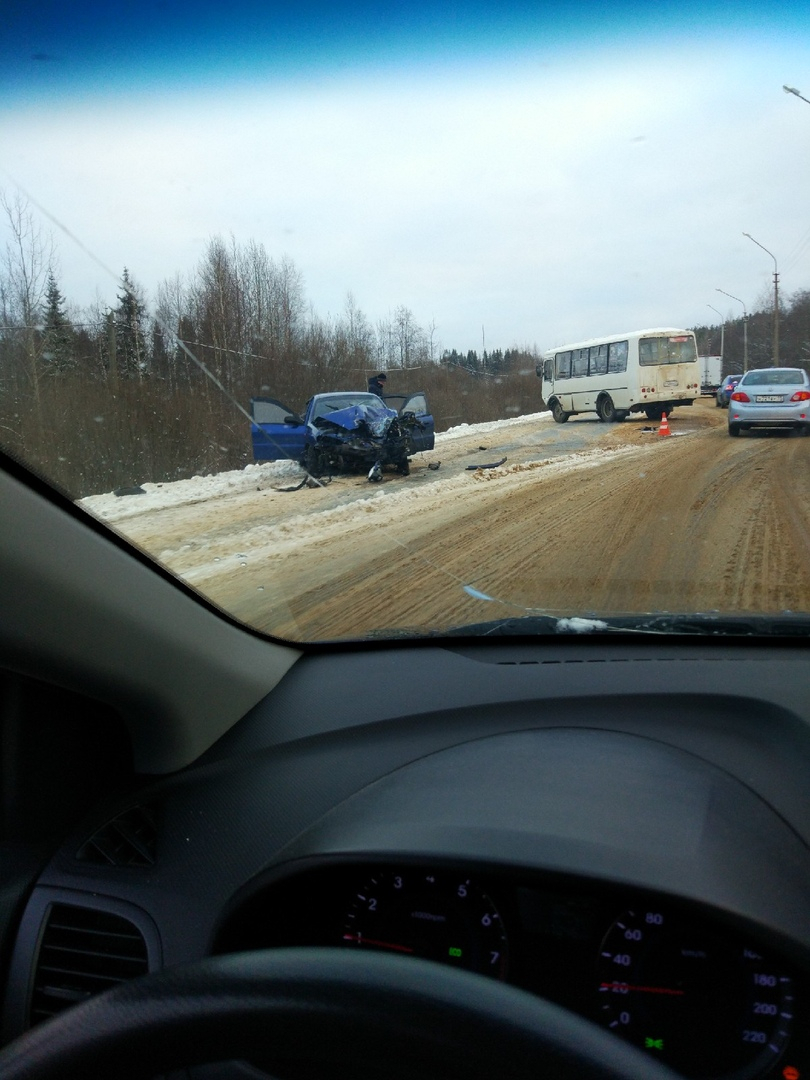 В аварии с автобусом и легковушкой пострадали три сыктывкарца