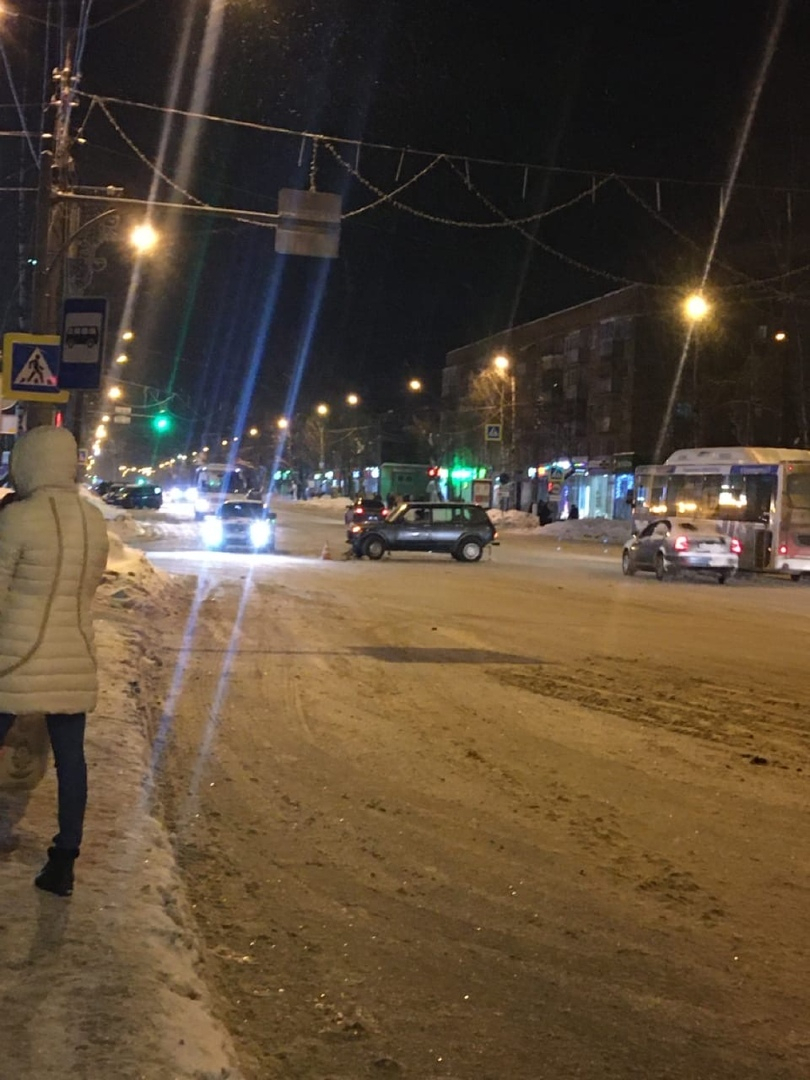 Около торгового центра столкнулись два автомобиля и автобус (фото)