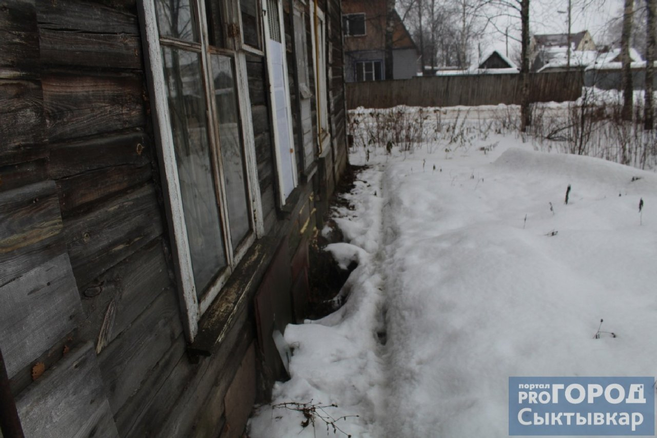 «Под домом озеро из человеческих фекалий»: сыктывкарцы рассказали о разваливающейся «деревяшке»