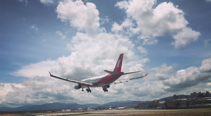 В Сыктывкаре экстренно приземлился самолет с беременной женщиной на борту