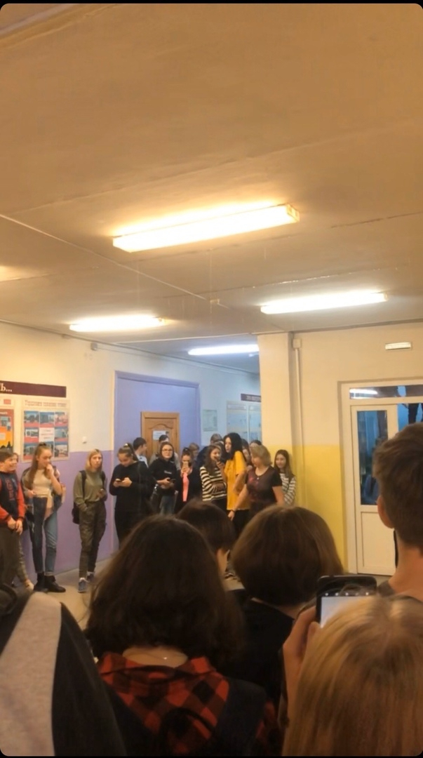 В одной из школ Сыктывкара «прорвало» потолок (фото, видео)