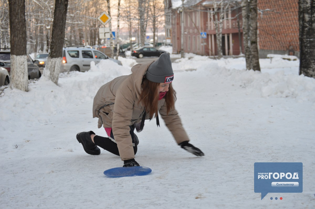 Жителям Коми рассказали, как выжить во время гололеда и ничего не сломать