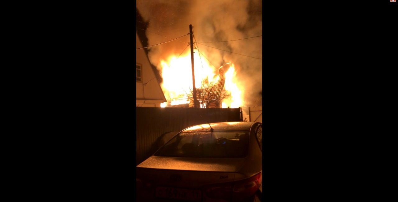 На дачах в Сыктывкаре полыхал частный дом (видео)