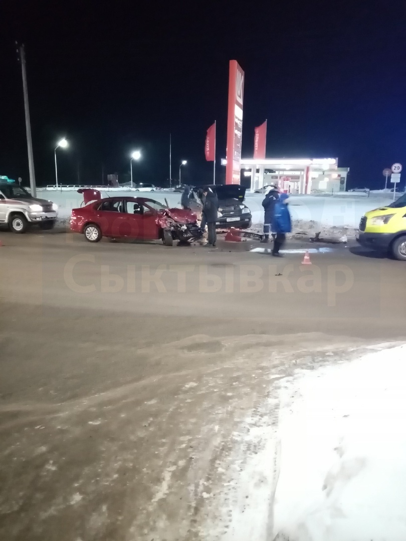 В Сыктывкаре в аварии у заправки пострадали двое подростков (фото)