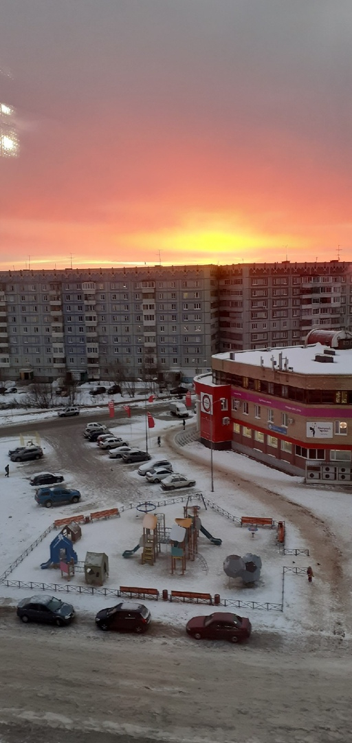 Фото дня в Сыктывкаре: пробуждение рассвета на Покровском бульваре