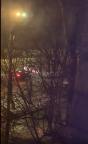 «Швырнули женщину прямо на дорогу»: сыктывкарцы стали свидетелями ночной «разборки» (видео)